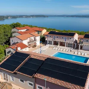 Residence de Tourisme la Provence 3* Saint-Mitre-les-Remparts